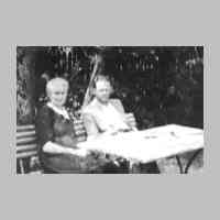 028-0125 Helene Schweichler mit Sohn Heinz, der nach einer schweren Verwundung 1943 wehruntauglich wurde. Geboren wurde Heinz am 03.03.1919.jpg